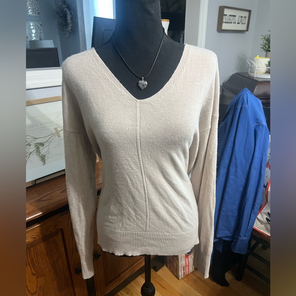Bianco & Blu Tan V-neck Neck Sweater with Fine Knit and Long Sleeves